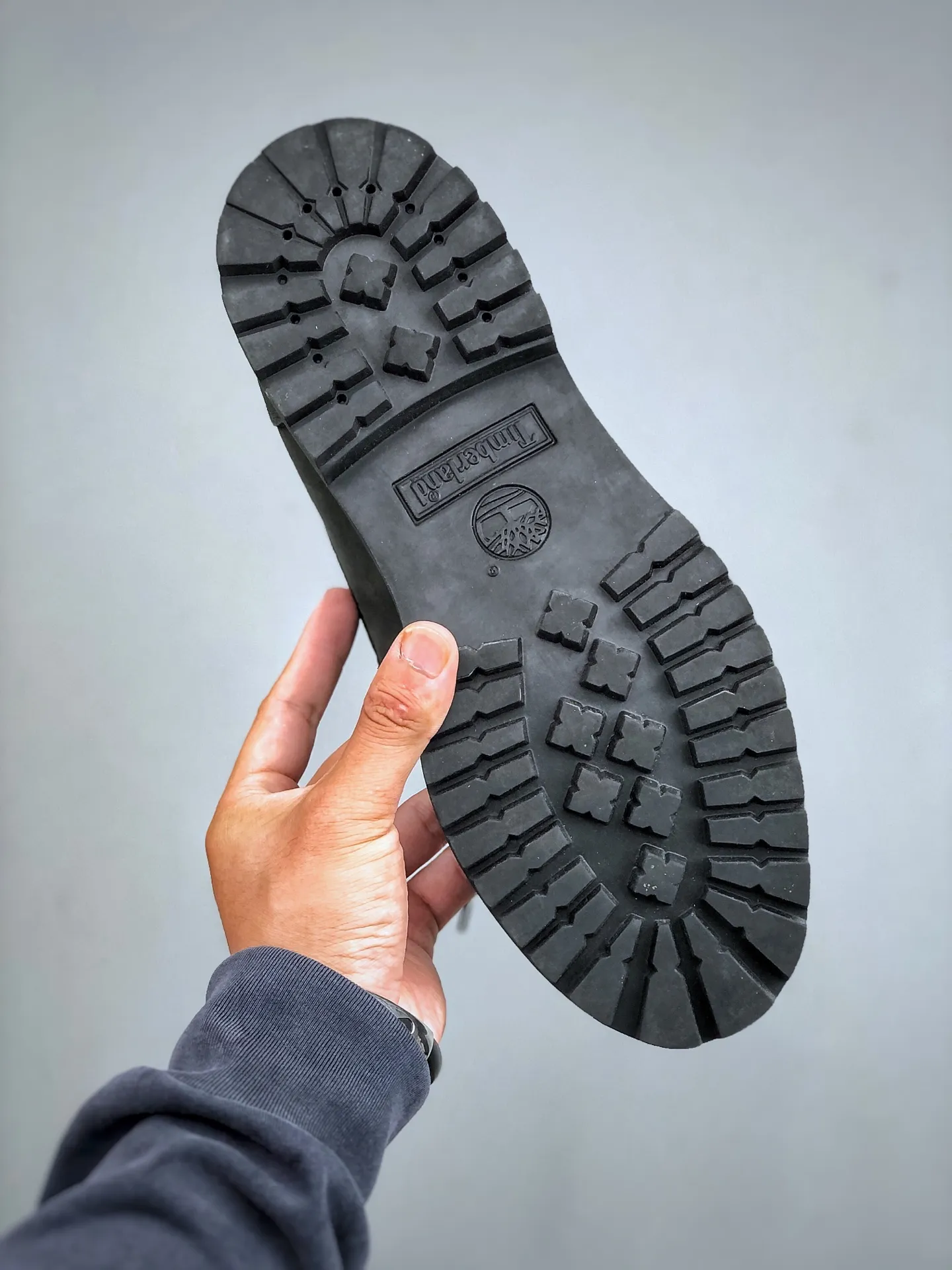 Local self-pickup💰700 supports store placement, pure and original top quality, one-to-one original development version, Timberland, not bad at kicking/black low-tops 73537 Produced by the original channel of Zhongshan Baoyuan, the top-notch technology is newly upgraded, it can be called a genuine copy machine, the original imported waterproof leather, the original anti-counterfeiting label, the purple light can scan, the computer sewing line, the four lines in parallel, the horizontal folding, the dynamic water-repellent, the top genuine consistent injection molding Craftsmanship: Rubber non-slip outsole resists cold and cracks. Authentic and consistent all-leather collar/lining/sole. Equipped with anti-fatigue shock-absorbing honeycomb insole. Extremely comfortable. Full set of original packaging accessories (comes with shoelaces, eraser, and counter bag) Size: 39.5 40 41 42 43 44 45 One size larger